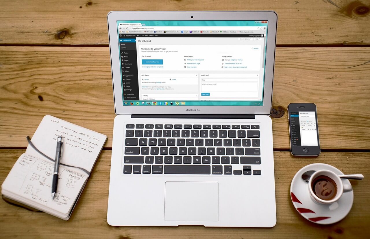 Un bureau avec un écran et WordPress